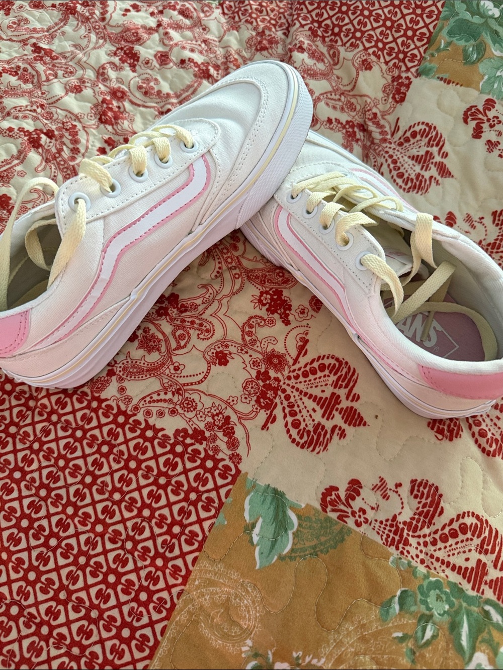 Vans Low-Top Sneakers in White with Pink Trim